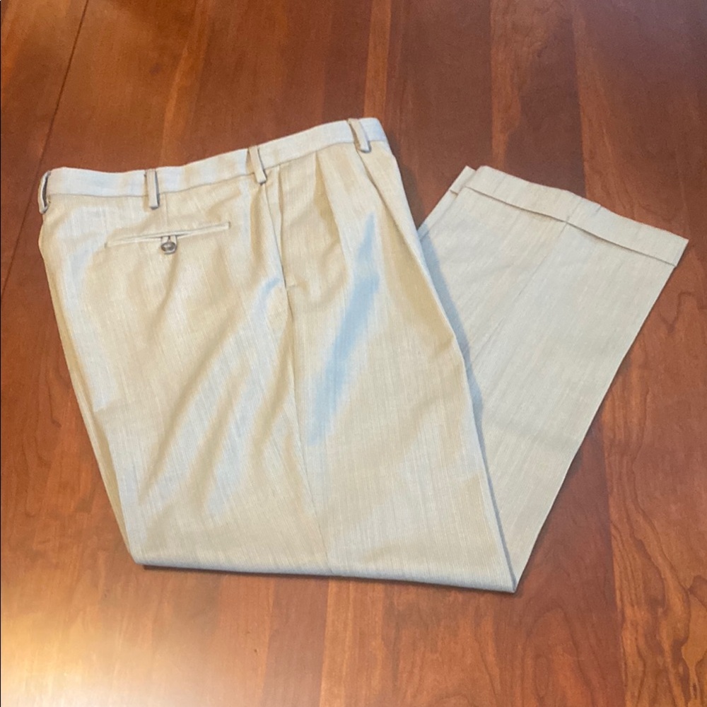 Dress Dockers. Pleated with cuffs. 34x29
Like new.